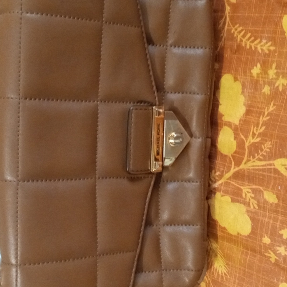 Authentic Michael Kors Purse.Pleanty Of Pockets.